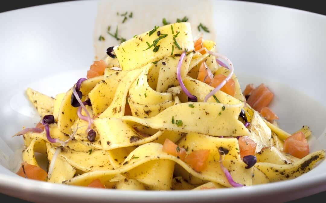 Assiette de tagliatelle au saumon fumé